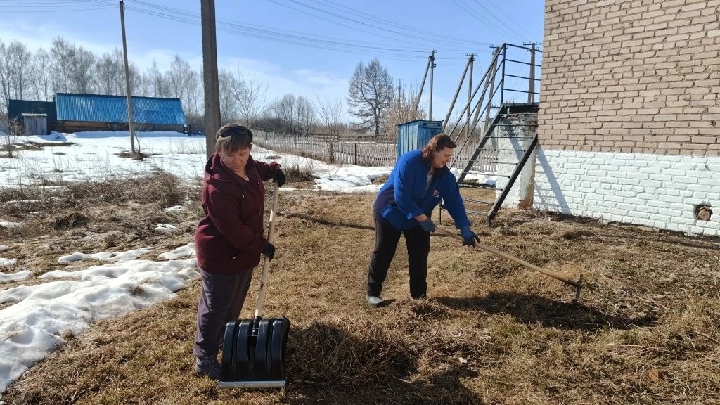 "Традиционно - субботник"
